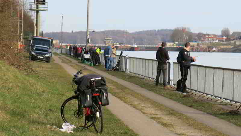 17. März 2023 Heringsangeln Kiel Holtenauer Hochbrücke Nord nachmittags