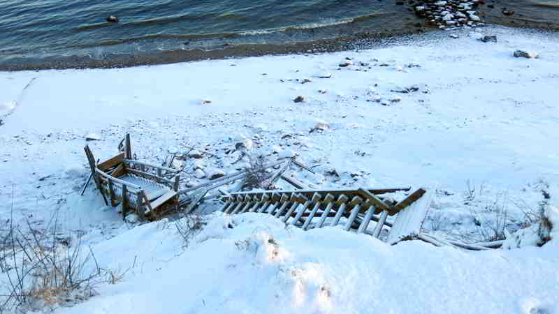 Die durch die Sturmflut zerstörte Treppe in Stohl im Schnee: Mitte 1/2024