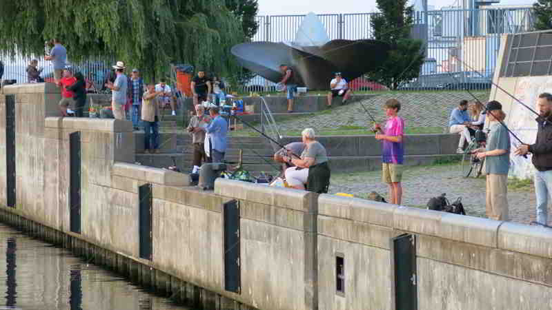 20.07.2025 •  Kieler Innenstadt, Makrelen angeln • Urbanes Leben an der Schraube