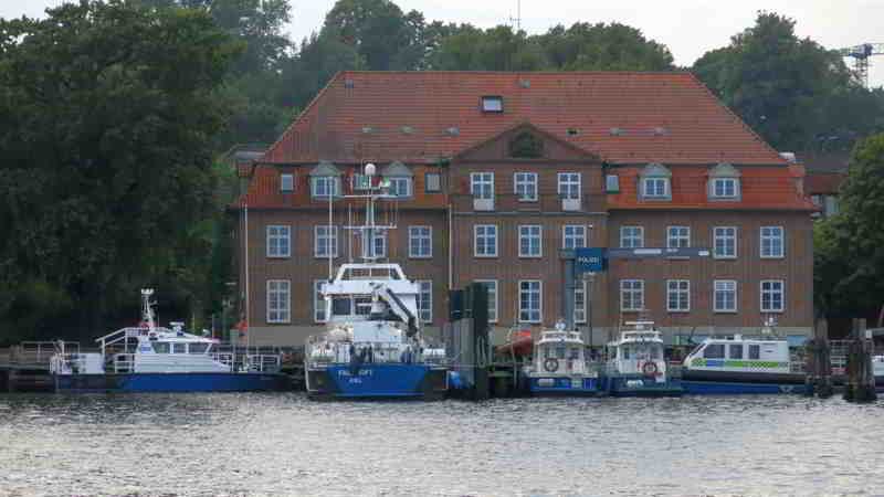 Ein Blick vom Fördedampfer am 03.08.2025 auf das HQ der Wasserschutzpolizei