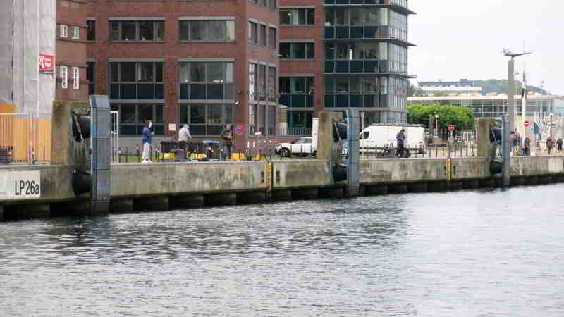 Blick vom Fördedampfer am 03.08.2025 auf die Makrelenangler am weltoffenen Sartorikai