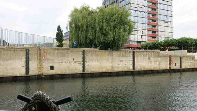 Blick vom Fördedampfer am 03.08.2025 auf die Angler an der Schraube in Kiel
