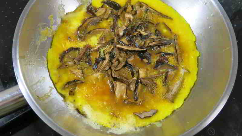 Eier von Hühnern, die zu einem Haushalt gehören, mit Pilzen aus dem herbstlichen Wald