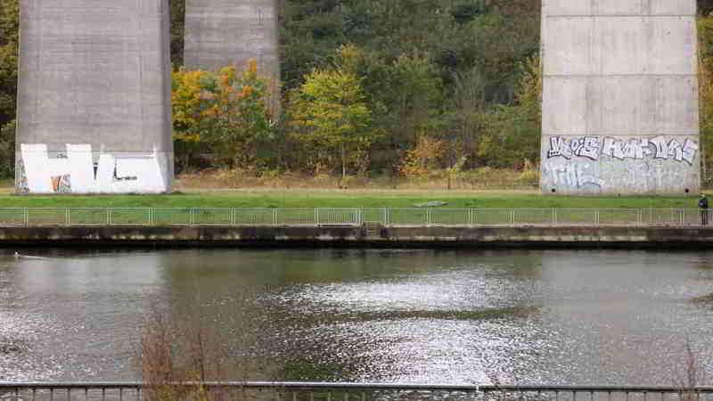 Blick am 24.10.25 auf die Festlandseite, 1 Angler im Windschatten