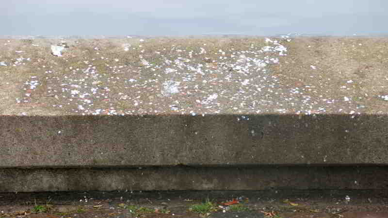 Eine Stelle mit Heringsschuppen am 05.12.2025 im Bereich der Schraube