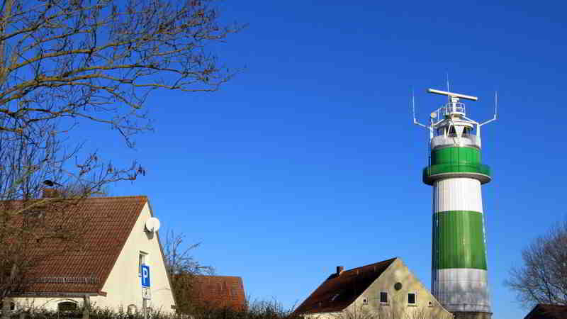 Der Bülker Leuchtturm am 30.12.2025 gegen den sonnigen, blauen Himmel