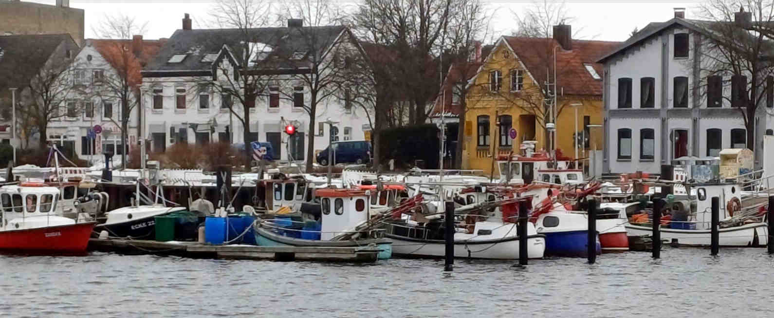&copy; Günni Blick am 31.01.2026 auf einen Teil der Fischereiflotte im Hafen von Eckernförde