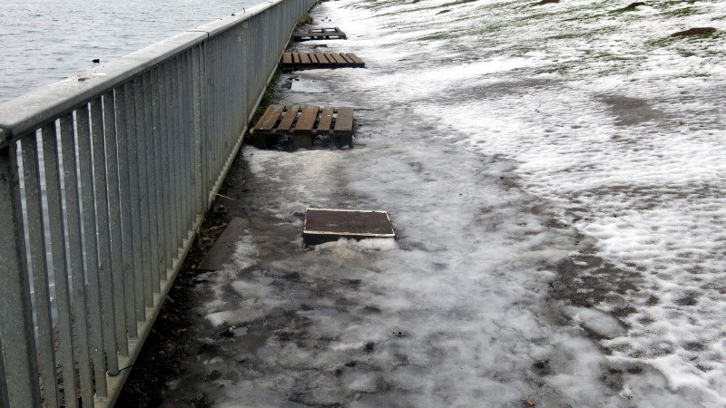 Am 08.02.2026 waren sie gut zu erkennen: Paletten am anglerfreien Kai auf der Festlandseite des NOK