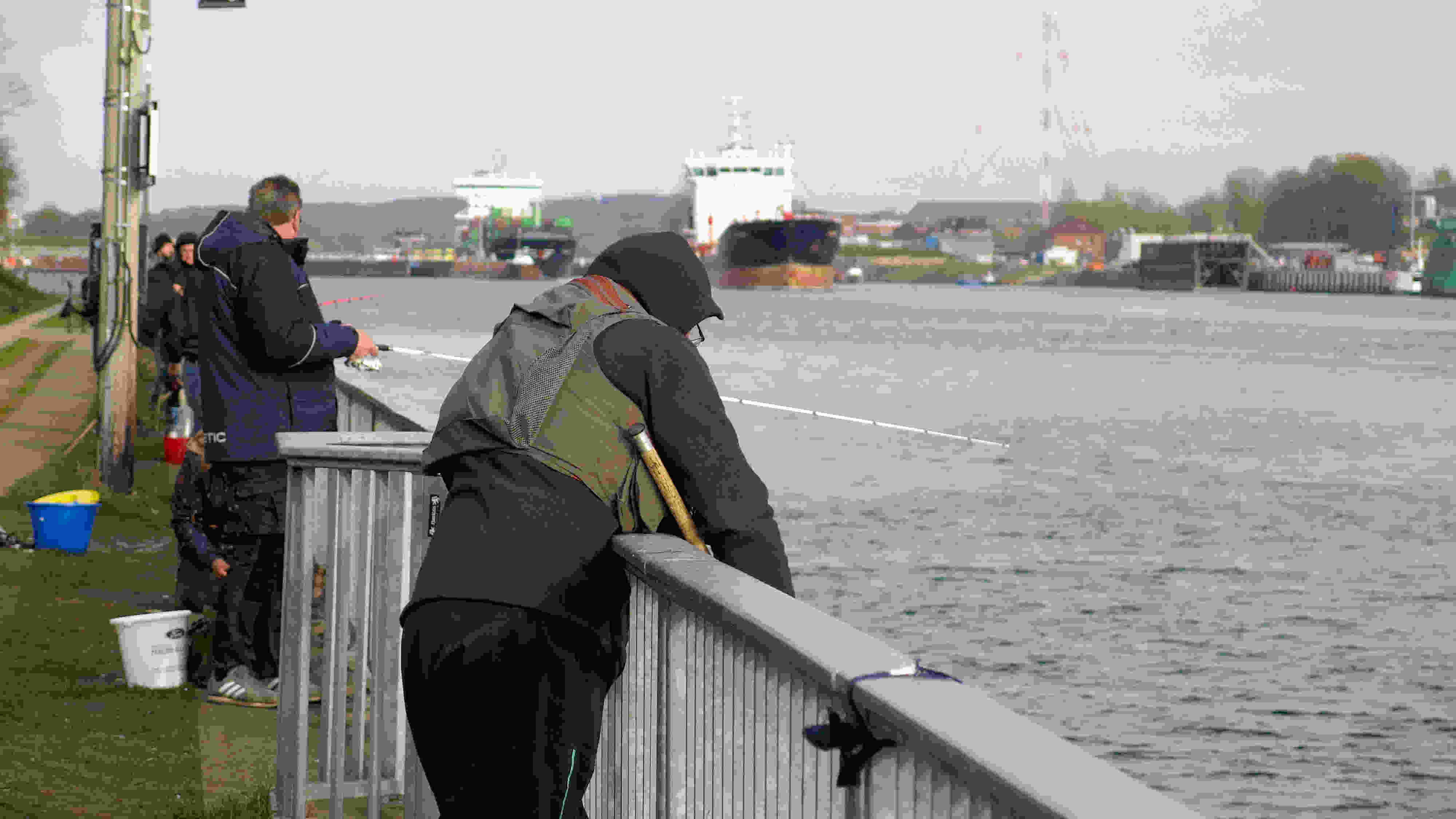Momentaufnahme: Hier ein eher apatischer und ein eher agiler Heringsangler beim Heringsangeln im Bereich Kiel UtB