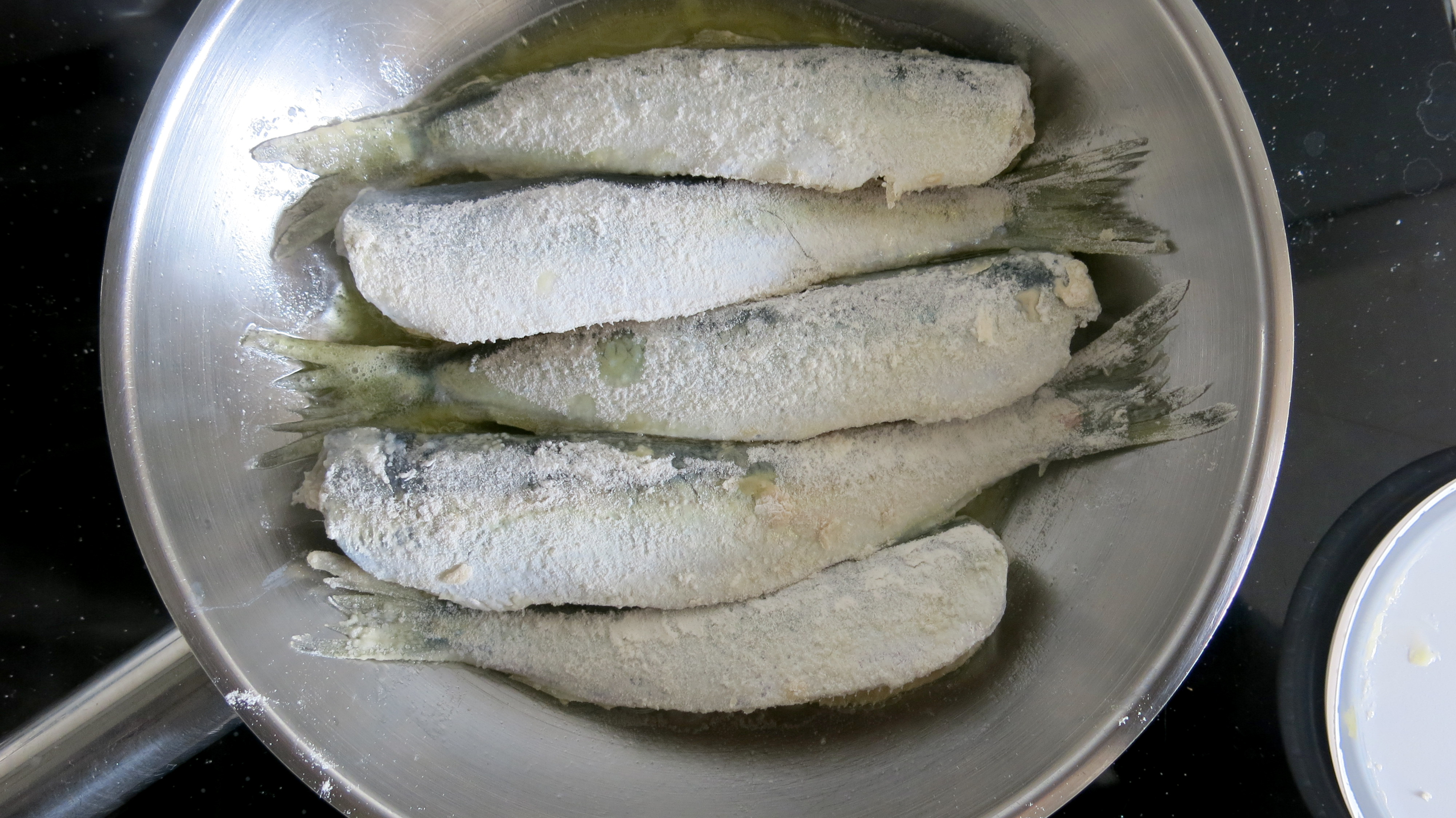 Fünf von den kleinen Heringen passen in meine kleine Pfanne