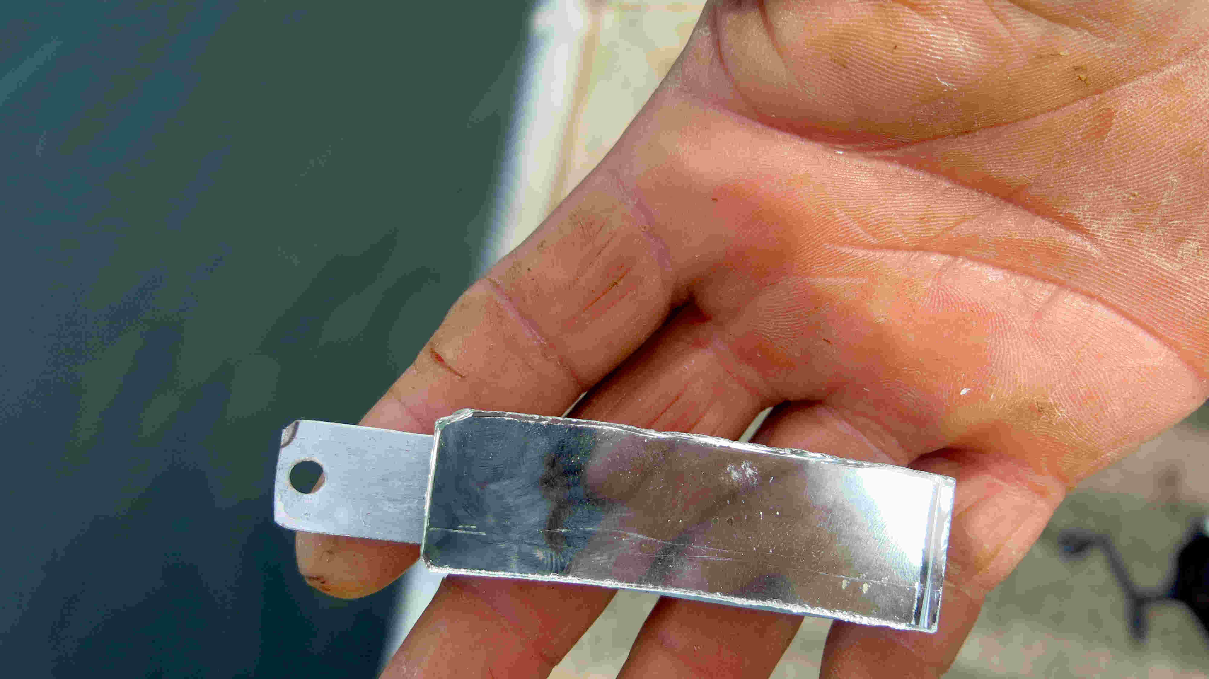 Es liegt auf der Hand: Eine spiegelnde Beschwerung für ein Heringsvorach reflektiert das Licht naturgetreu wie ein silberner Hering