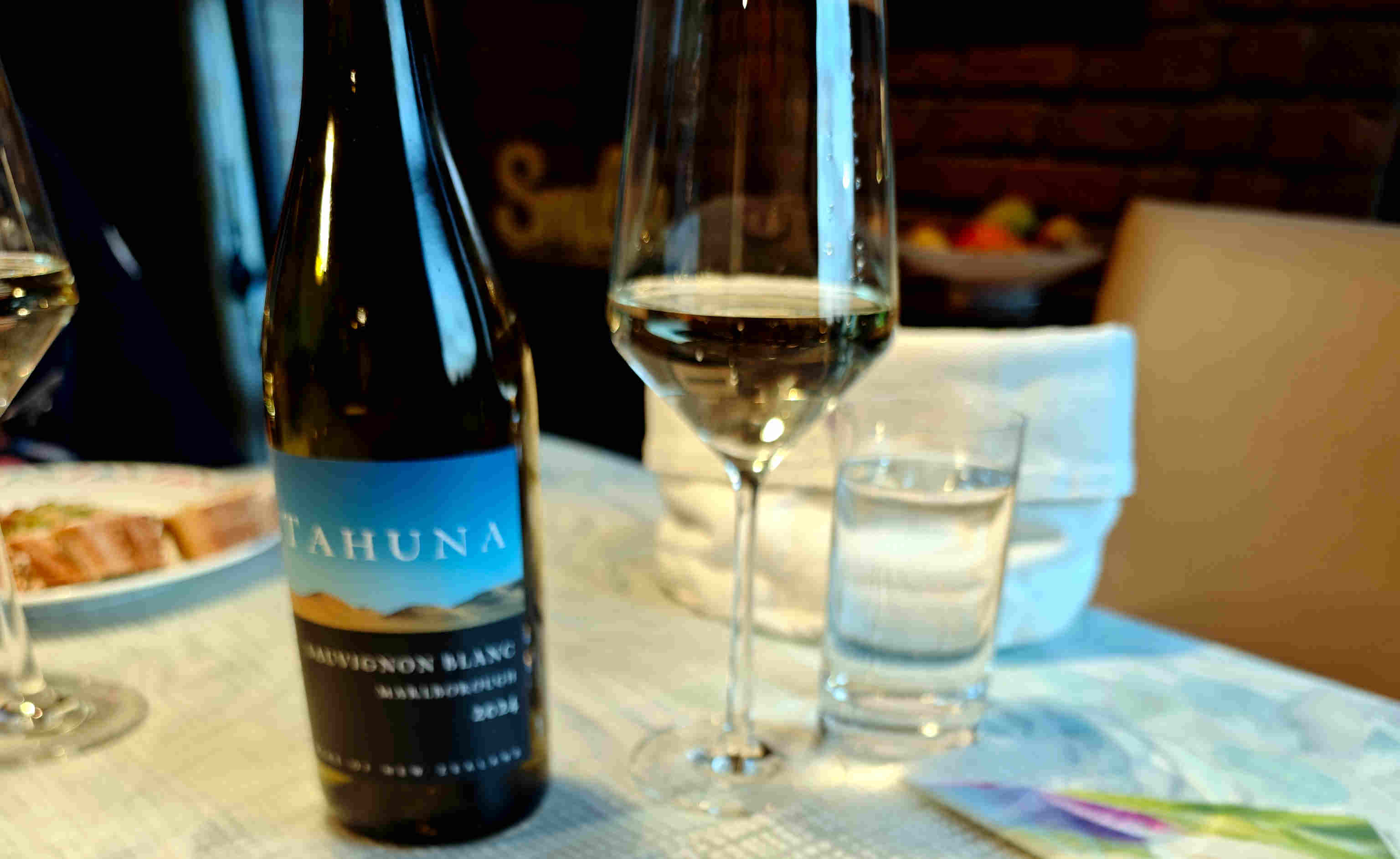 &copy; Seeadler Passend zu Hornhecht: Wein mit einem Hauch von Gummibärchen, der Tahuna Marlborough Sauvignon Blanc  2025 aus Neuseeland