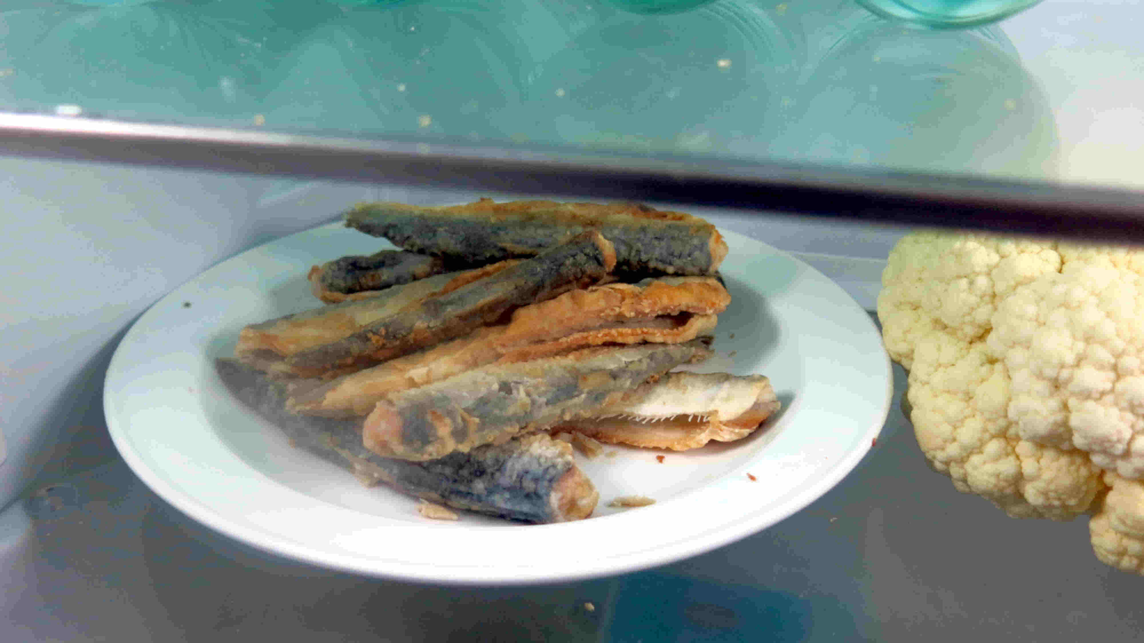 Gebratene Heringe im Kühlschrank eines Anglers