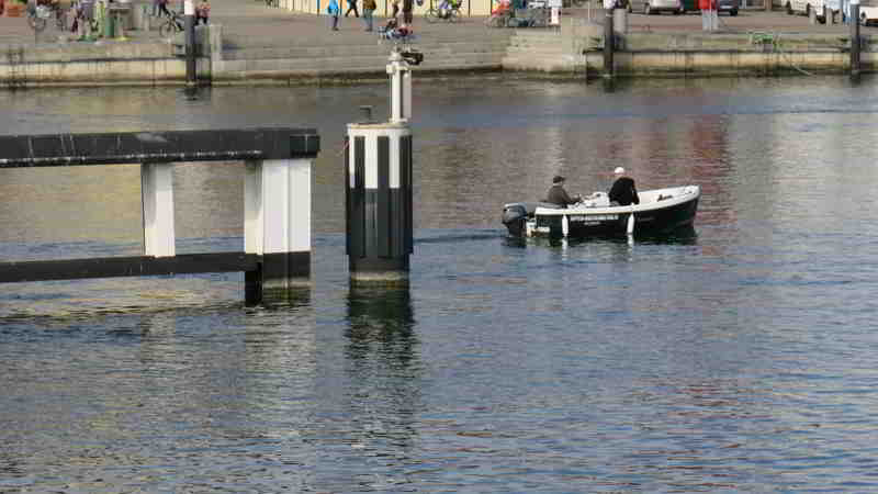 Angelboot mit Anglern im Bereich der Klappbrücke in Kappeln