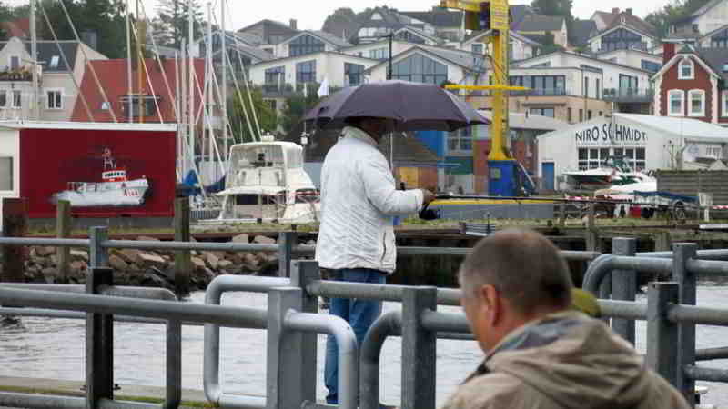 Angler im Regen beim Angeln nach Makrelen