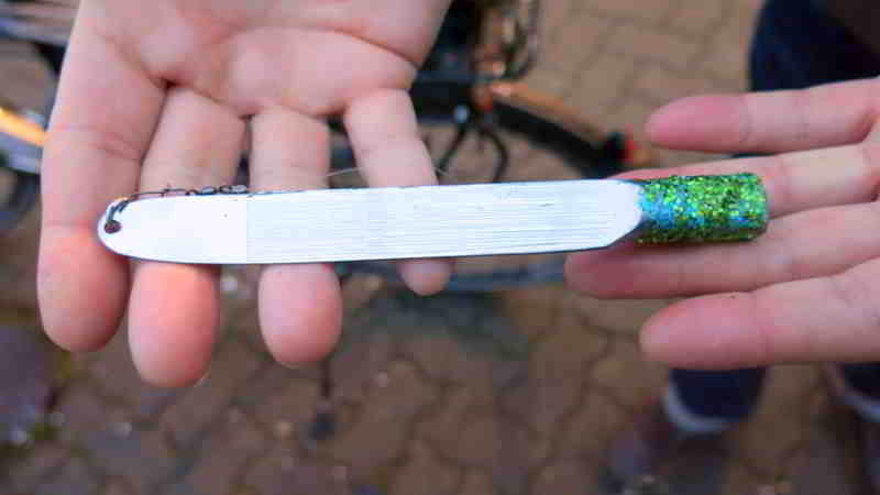 Petermänchen nutzt ein gekürztes Messer als Beschwerung für sein selbstgebundenes Heringsvorfach