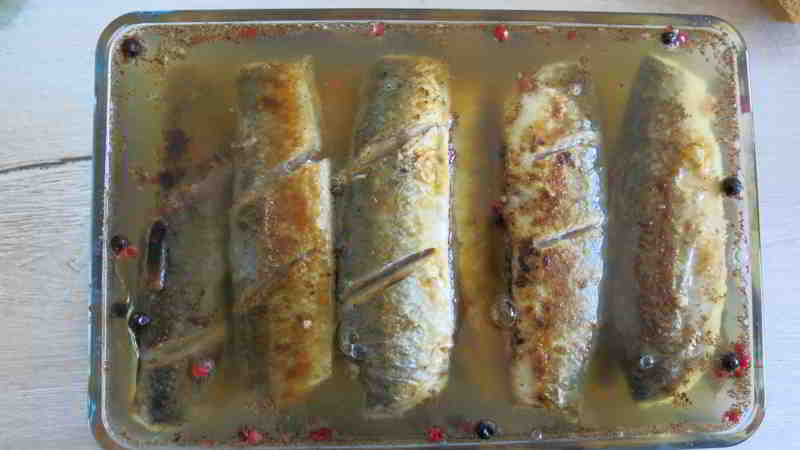 Eingelegte fette Heringe im Kühlschrank eines Anglers