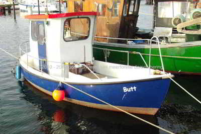 Malerisches Fischerboot mit dem Namen Butt in Strande