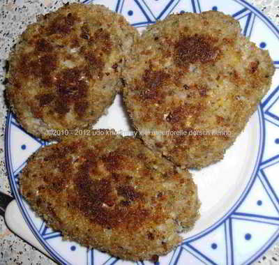 Drei Fischfrikadellen aus einem Hornhecht