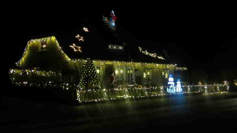 Frohes Fest wünscht ein geschmücktes Haus in Lindau