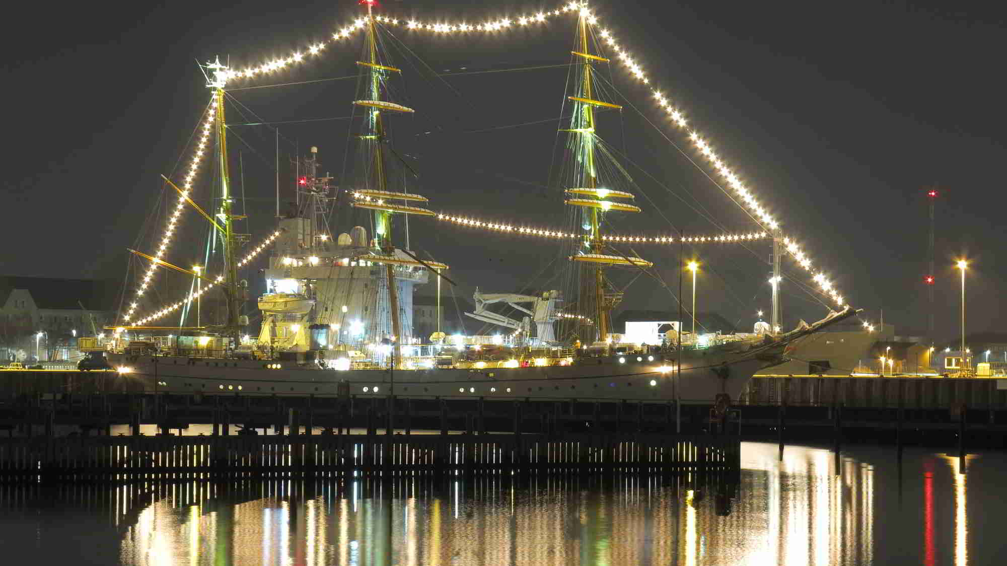 Gorch Fock mit Beleuchtung in einem Kieler Hafen