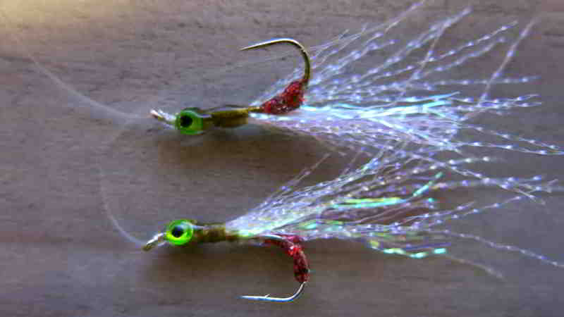 Heringsvorfach mit 2 Seitenarmen und einer Heringsfliege, die Augen hat. Gebunden von "Petermänchen"