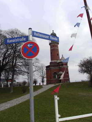 Zugang zum Leuchtturm Holtenau mit Straßenschild