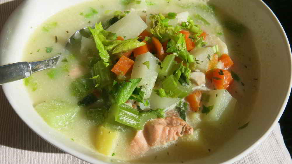 Fischsuppe mit viel frischem Gemüse auf Basis von Hornhechten