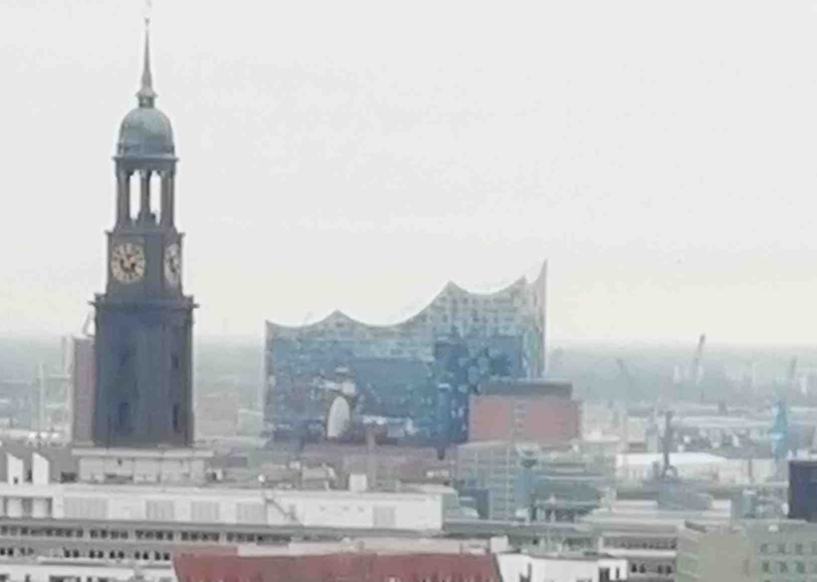 Ein Blick vom Bunker in Hamburg auf Michel und Elphi
