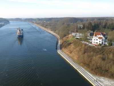 Archiv: Nord-Ostsee-Kanal an der Holtenauer Hochbrücke Nordseite mit Villa Hoheneck