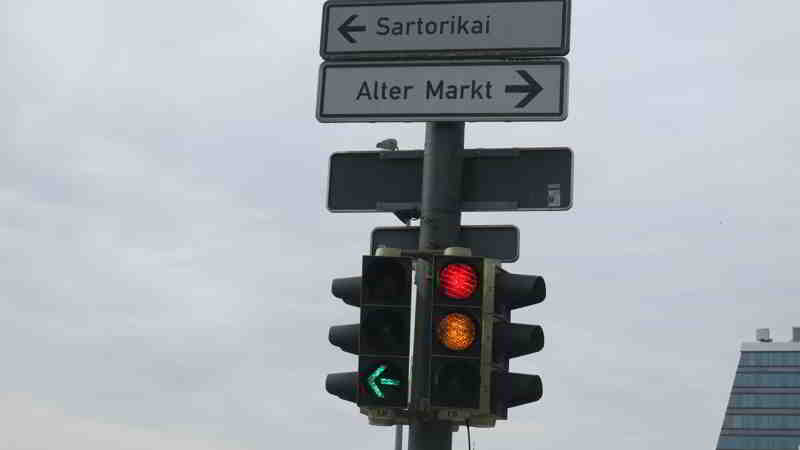 Heringsangeln am Sartotikai in Kiel. Alle Ampeln stehen auf grün