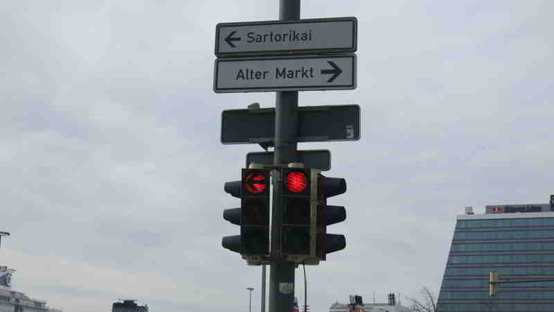 Heringsangeln am Sartorikai in Kiel. Alle Ampeln stehen auf rot
