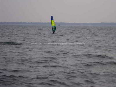 24.03.2010, Surfer in Wurfweite, Wasser ca.1°C, SO 2-3 bft